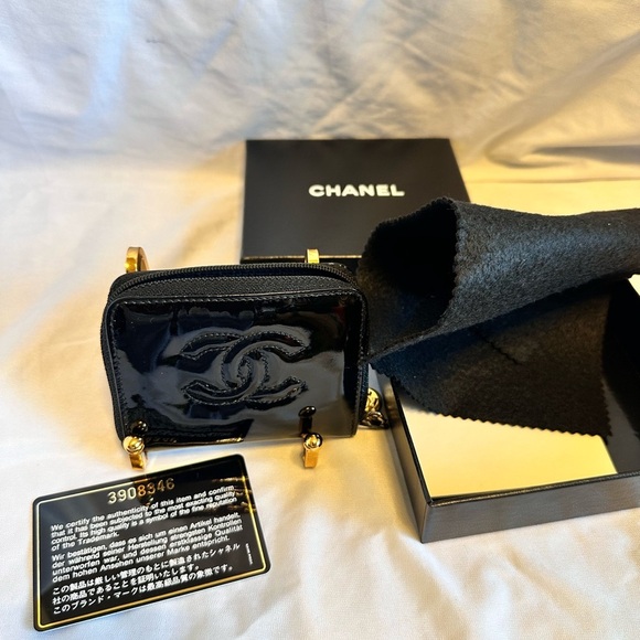 CHANEL BLACK PATENT LEATHER CARD CASE. EUC: Comes with box, card and cloth. - Picture 4 of 11